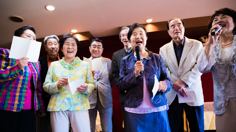 人探しをして同級生と再会する方法とは？SNS活用から専門サイトまで詳しく解説