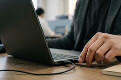 法人で内部情報漏洩の疑いが出たら何を確認する？不審な操作の見分け方とその後の対応